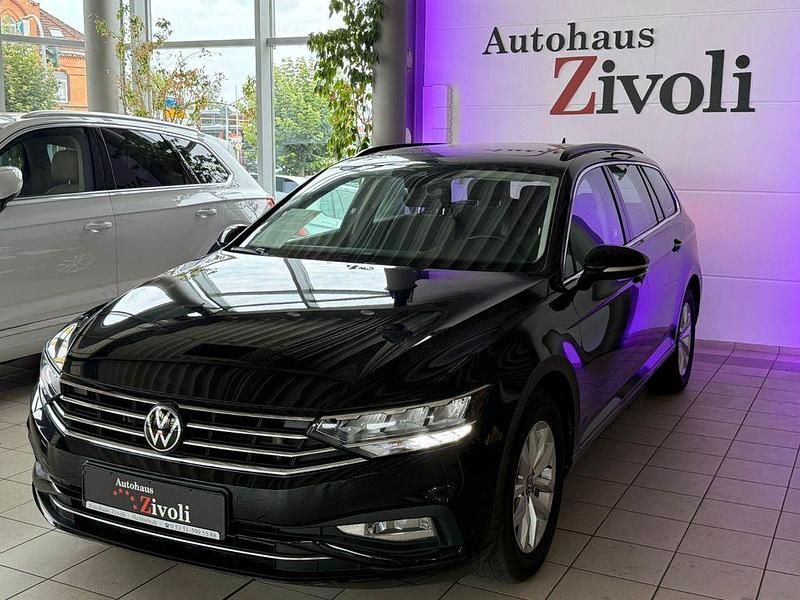Schwarz Gebraucht 2023 VW Passat Kombi | 20.940 € (Fairer Preis) - Bild 1/4