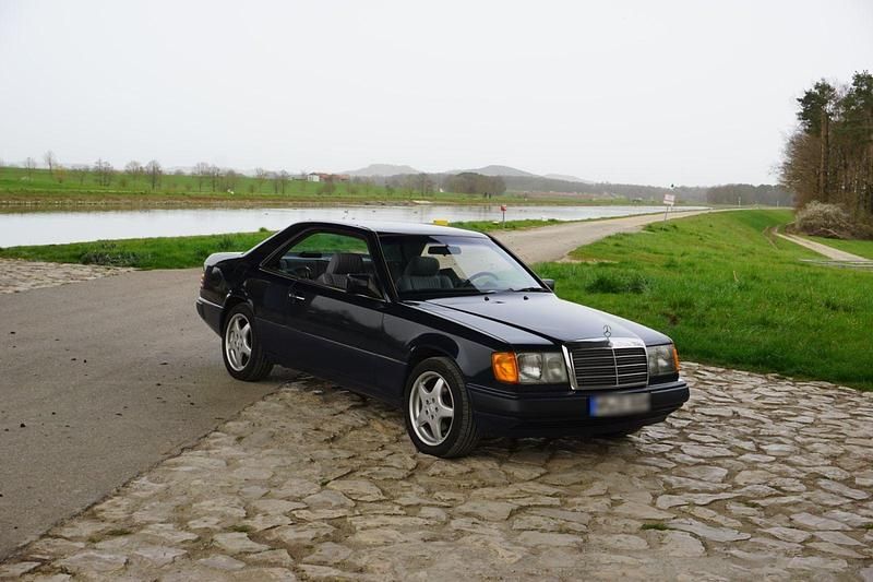 Gebraucht Mercedes E300 179 PS (131 kW) 1987 Blau Coupé