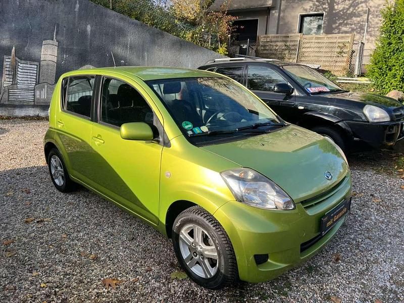 Grün Gebraucht 2008 Daihatsu Sirion Kleinwagen | 1.999 € (Fairer Preis) - Bild 1/4