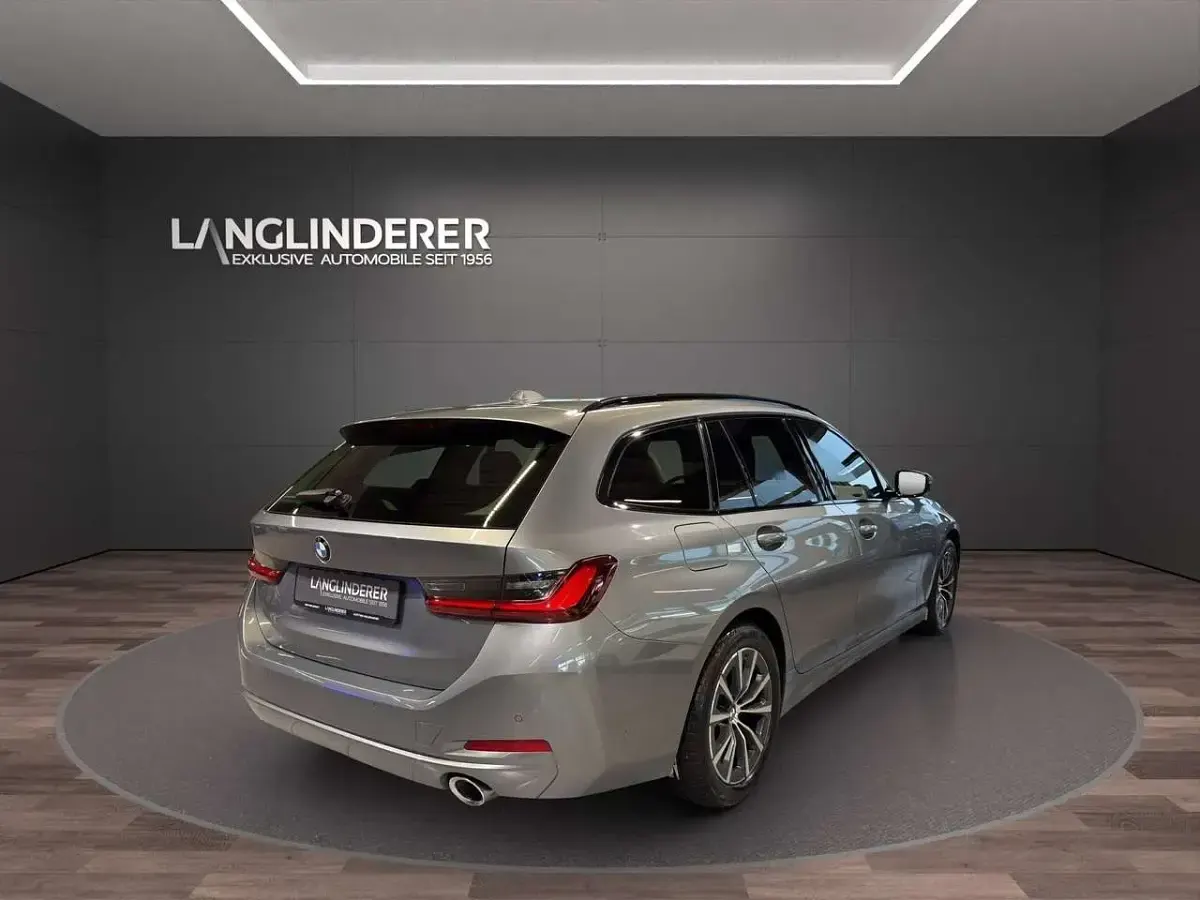 Gebraucht BMW 320 190 PS (139 kW) 2024 Skyscraper grau metallic Kombi