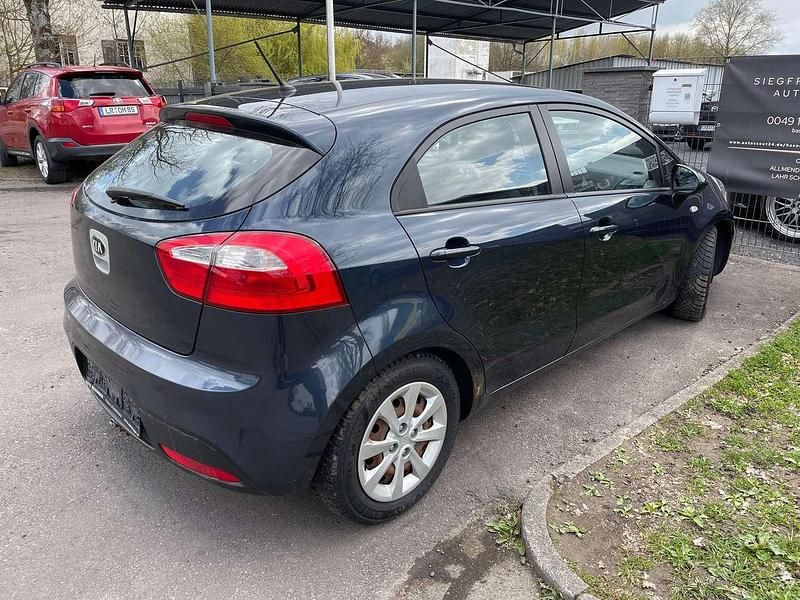 Gebraucht Kia Rio Attract 86 PS (63 kW) 2014 (bla) formal deep blue Kleinwagen