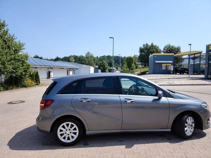 Grau Gebraucht 2016 Mercedes B200 Style Van / Kleinbus | 13.999 € (Fairer Preis) - Bild 1/4