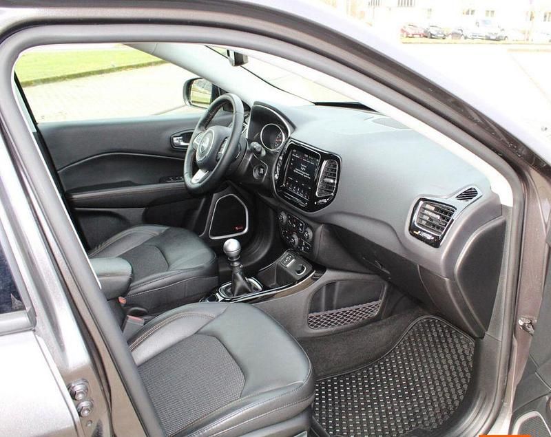 Gebraucht Jeep Compass Limited 140 PS (102 kW) 2019 Andere farben SUV