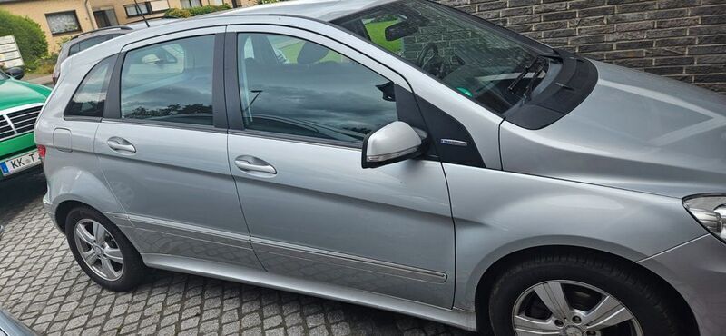 Silber Gebraucht 2009 Mercedes B180 Van / Kleinbus | 4.950 € (Fairer Preis) - Bild 1/4