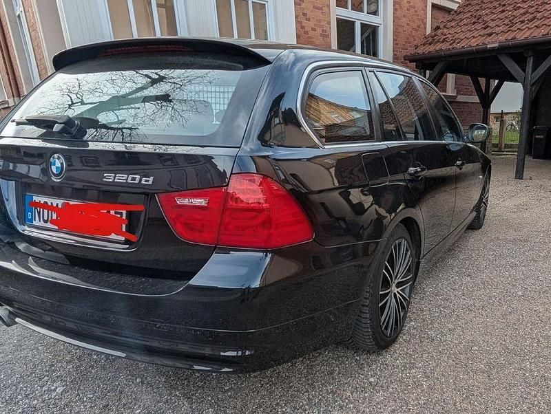 Gebraucht BMW 320 184 PS (135 kW) 2010 Schwarz Kombi