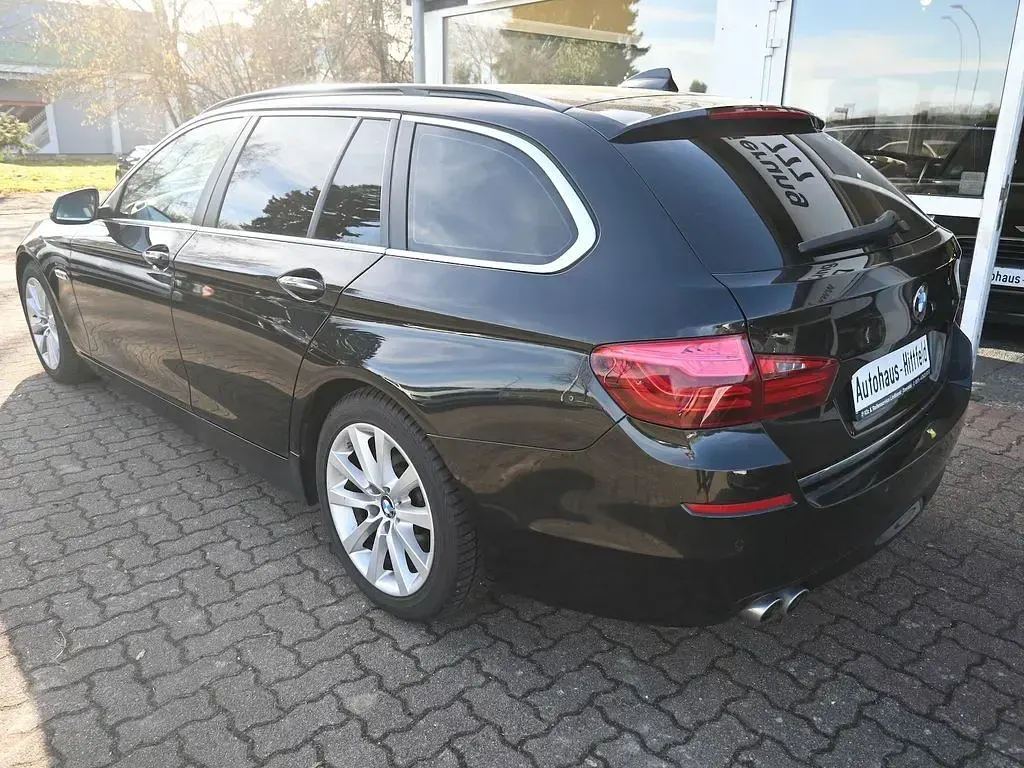 Gebraucht BMW 530 Performance 258 PS (189 kW) 2015 Saphirschwarzmet. Kombi