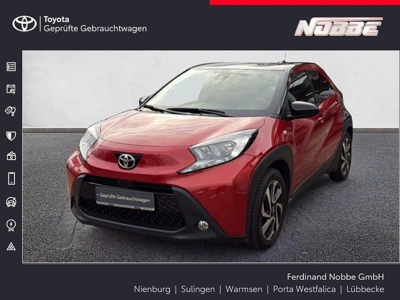 Chili red perleffekt/ night sky black Gebraucht 2024 Toyota Aygo X Pulse SUV | 16.690 € (Fairer Preis) - Bild 1/4