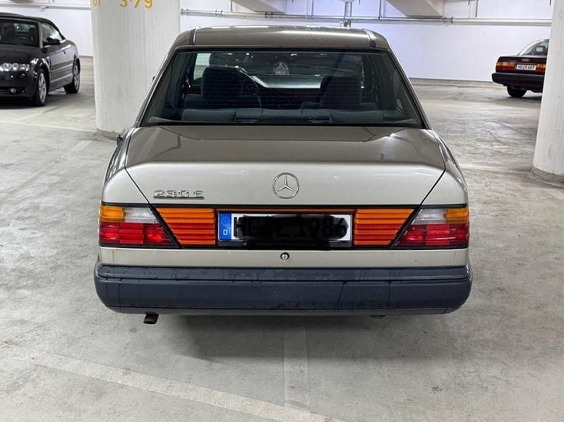 Gebraucht Mercedes E230 132 PS (97 kW) 1986 Beige Limousine