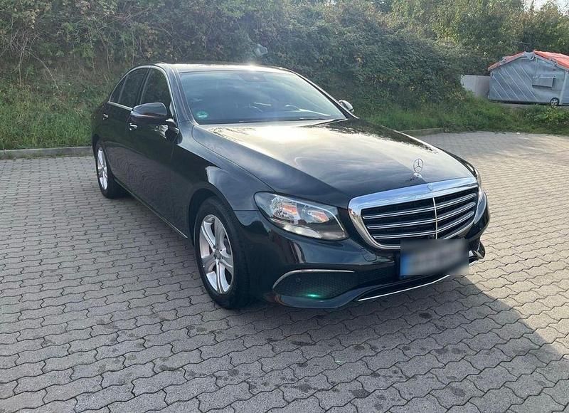 Schwarz Gebraucht 2016 Mercedes E220 Limousine | 22.500 € (Etwas zu teuer) - Bild 1/4