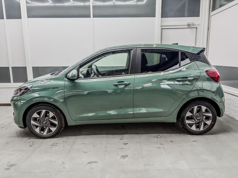 Neu Hyundai i10 Premium 79 PS (58 kW) 2025 Mangrove green mg2 Kleinwagen