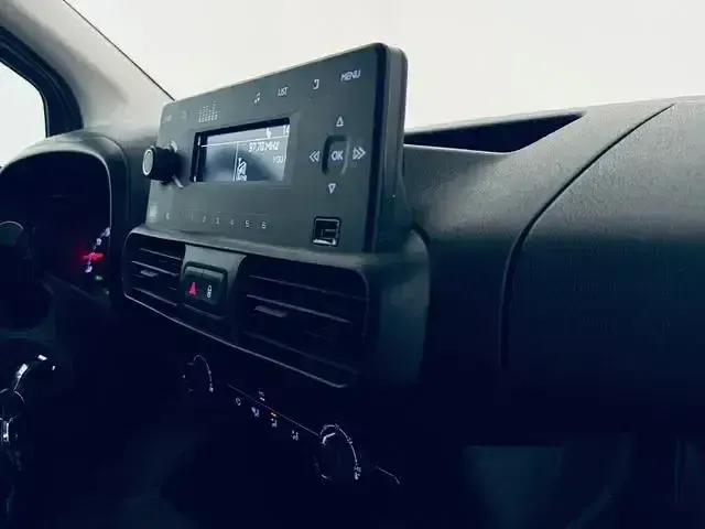 Używany Opel Combo Selection 102 KM (75 kW) 2022 Biały Minivan