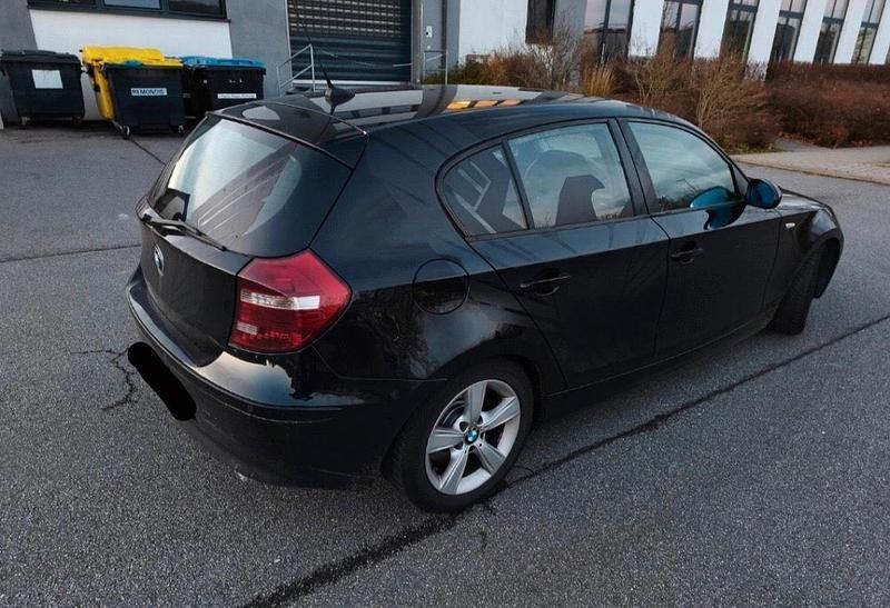 Gebraucht BMW 118 122 PS (89 kW) 2005 Schwarz Kleinwagen
