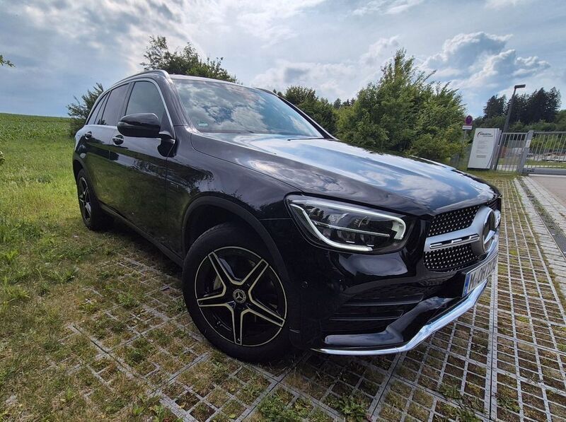 Schwarz Gebraucht 2021 Mercedes GLC300e AMG SUV | 41.500 € (Fairer Preis) - Bild 1/4