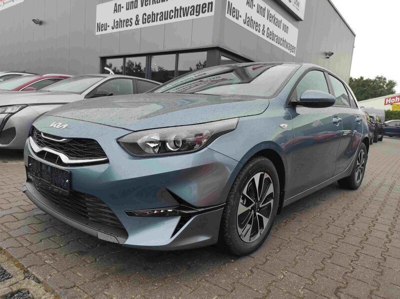 Penta grau h8g Neu 2024 Kia Ceed Limousine | 21.490 € (Superpreis) - Bild 1/4