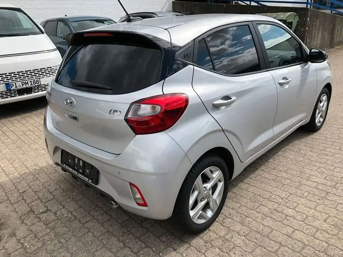 Gebraucht Hyundai i10 GO! 67 PS (49 kW) 2023 Sleek silver metallic Kleinwagen