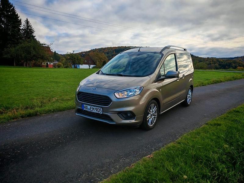 Grau Gebraucht 2018 Ford Tourneo Courier Titanium Van / Kleinbus | 13.800 € (Fairer Preis) - Bild 1/4