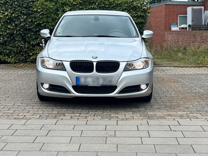 Silber Gebraucht 2010 BMW 318 Limousine | 3.800 € (Superpreis) - Bild 1/4