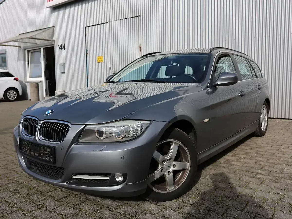 Gebraucht BMW 318 Lifestyle 143 PS (105 kW) 2011 Spacegrau metallic Kombi