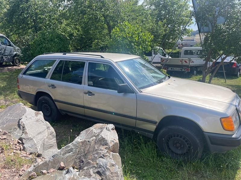 Gold Gebraucht 1988 Mercedes E230 Kombi | 3.999 € - Bild 1/4