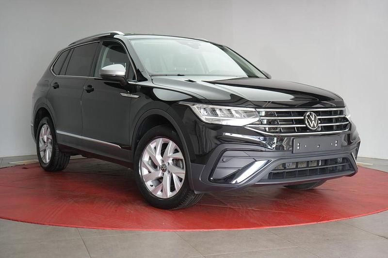 Deep black pearlescent Gebraucht 2021 VW Tiguan Allspace Life SUV | 24.490 € (Guter Preis) - Bild 1/4