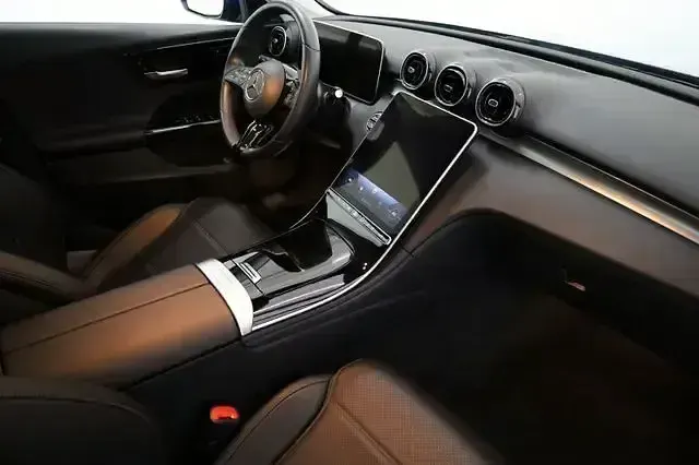 Gebraucht Mercedes C300e Avantgarde 313 PS (230 kW) 2022 Blau Limousine