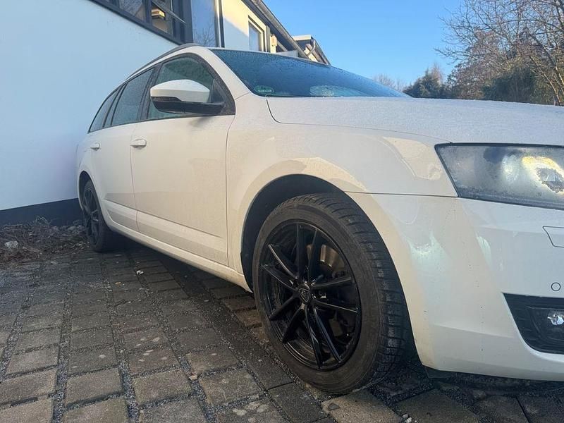 Gebraucht Skoda Octavia Joy 179 PS (131 kW) 2016 Weiß Kleinwagen