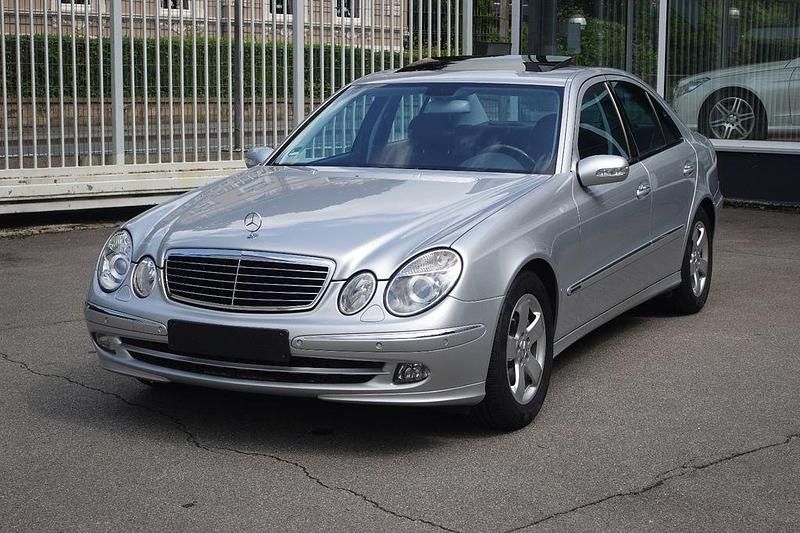 Silber Gebraucht 2005 Mercedes E350 Avantgarde Limousine | 15.900 € (Teuer) - Bild 1/4