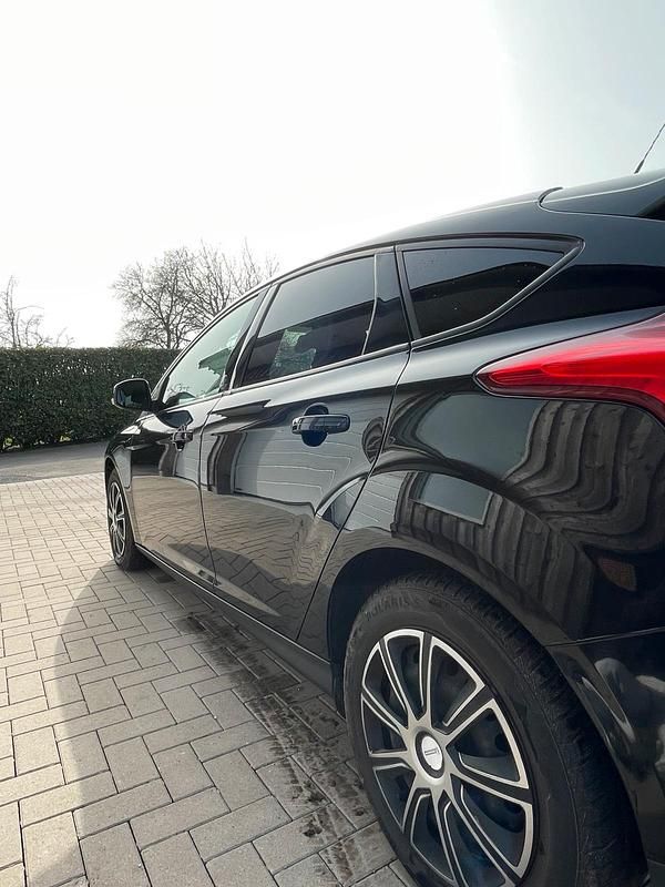Gebraucht Ford Focus 125 PS (91 kW) 2012 Schwarz Kleinwagen