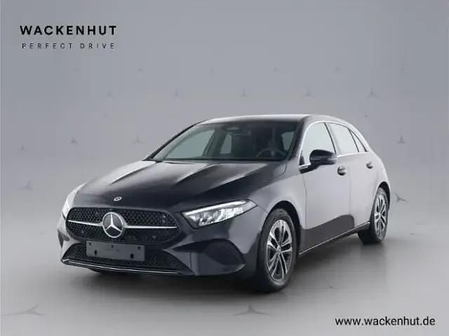 Schwarz Gebraucht 2024 Mercedes A200 Advanced Limousine | 29.989 € (Fairer Preis) - Bild 1/4