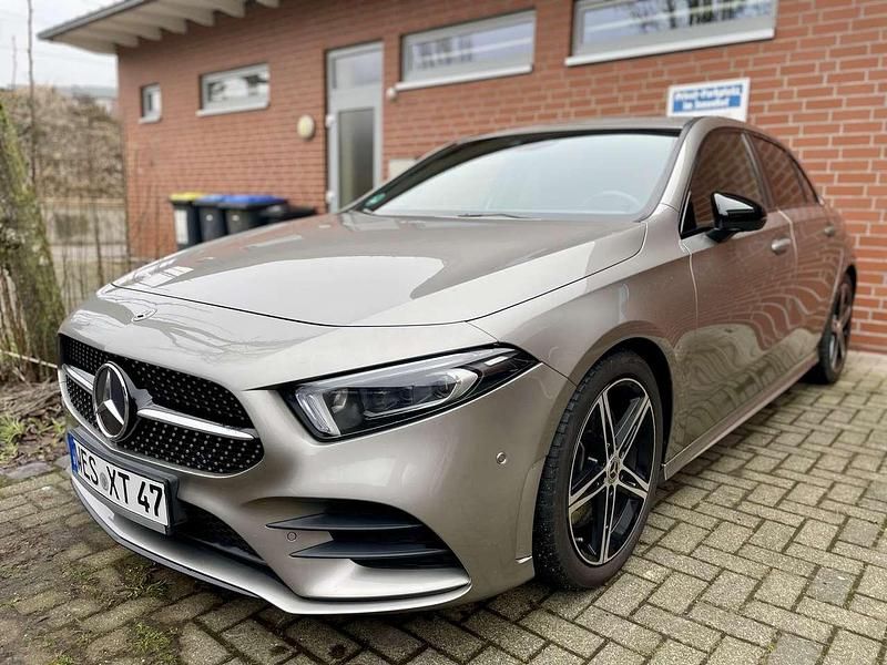 Grau Gebraucht 2018 Mercedes A250 Kleinwagen | 24.400 € (Fairer Preis) - Bild 1/4