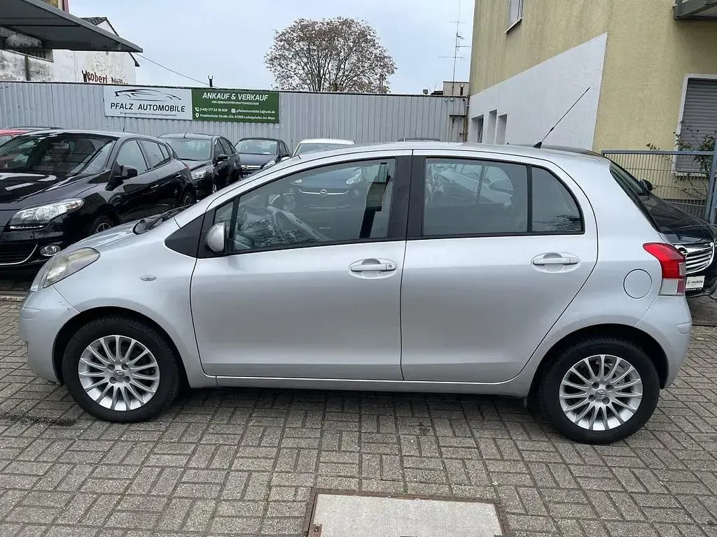 Gebraucht Toyota Yaris Cool 69 PS (50 kW) 2011 Silber Kleinwagen