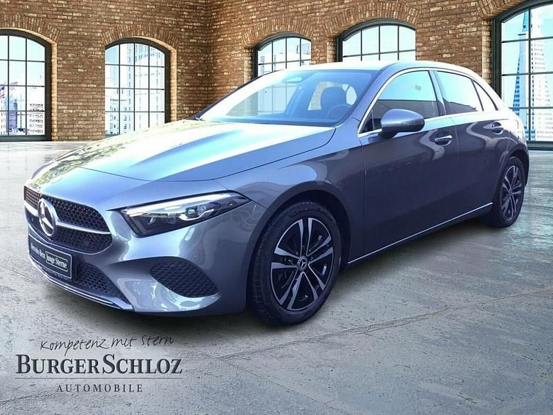Metalliclack mountaingrau Gebraucht 2025 Mercedes A200 Progressive Limousine | 31.870 € (Fairer Preis) - Bild 1/4
