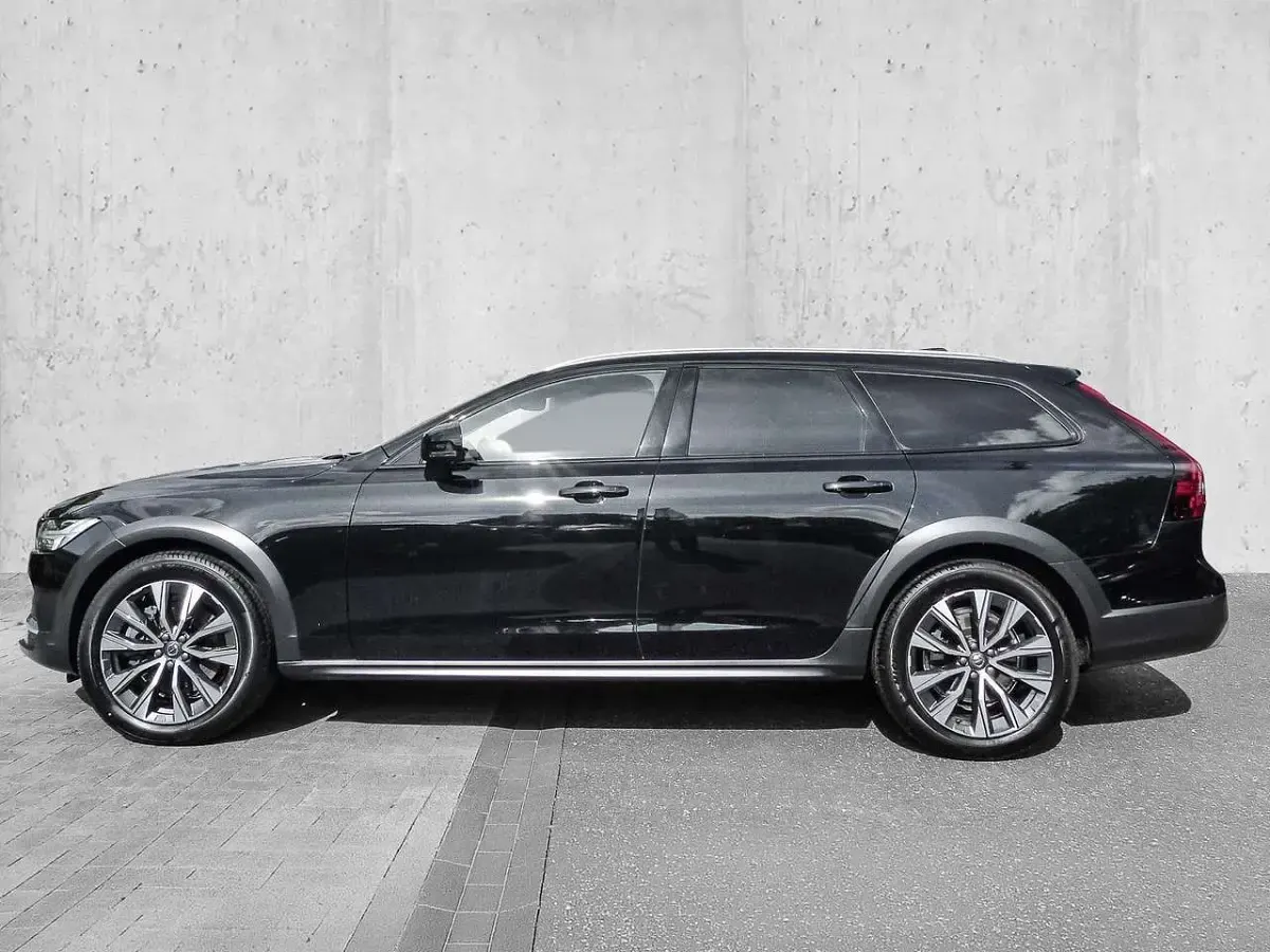 Gebraucht Volvo V90 CC Plus 197 PS (144 kW) 2023 Onyx black / metallic Kombi