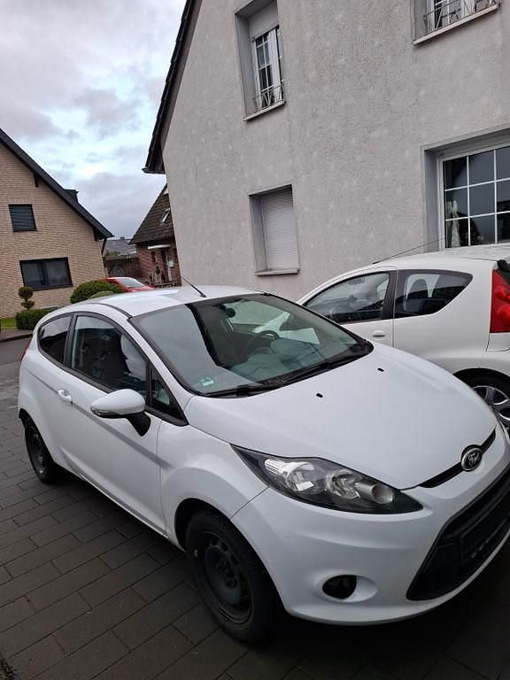 Gebraucht Ford Fiesta Trend 60 PS (44 kW) 2010 Weiß Limousine
