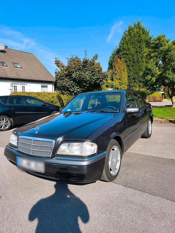 Grau Gebraucht 1994 Mercedes C220 Elegance Limousine | 2.950 € - Bild 1/4