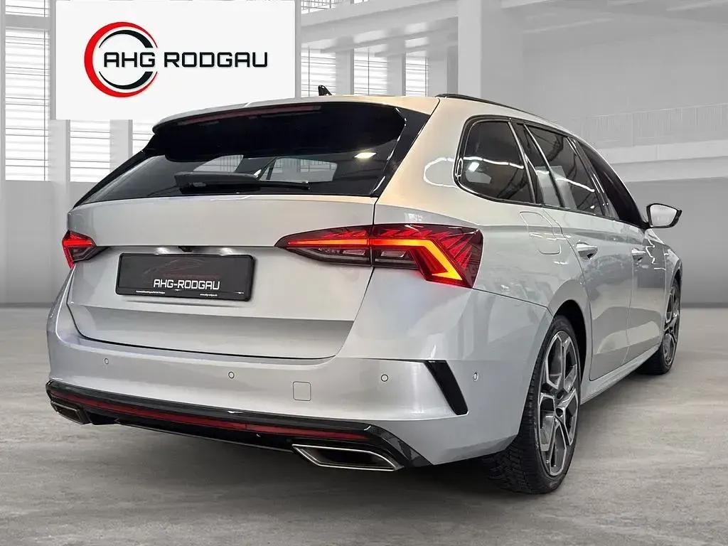 Gebraucht Skoda Octavia RS 200 PS (147 kW) 2023 Stribrna brilliant/ brilliants Kombi