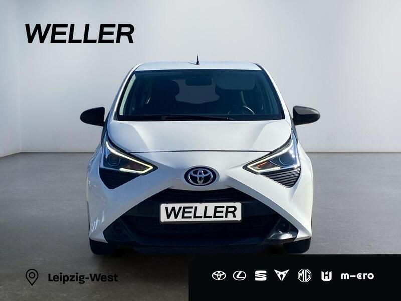 Weiß Gebraucht 2021 Toyota Aygo X-play Kleinwagen | 10.390 € (Fairer Preis) - Bild 1/3