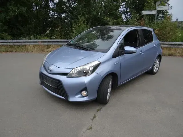 Gebraucht Toyota Yaris Hybrid 101 PS (74 kW) 2013 Blau Limousine