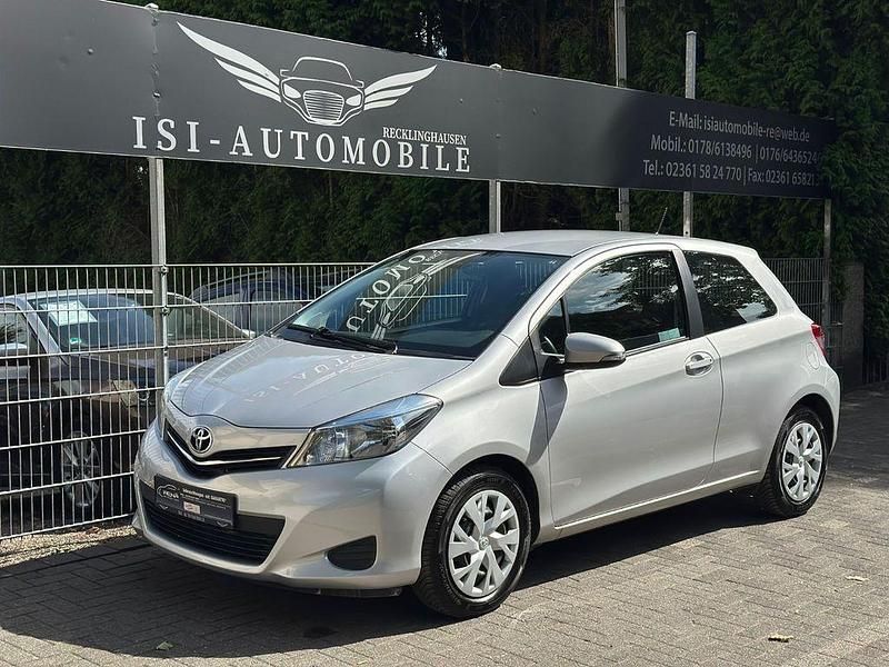 Silber Gebraucht 2013 Toyota Yaris Cool Limousine | 7.490 € (Fairer Preis) - Bild 1/4