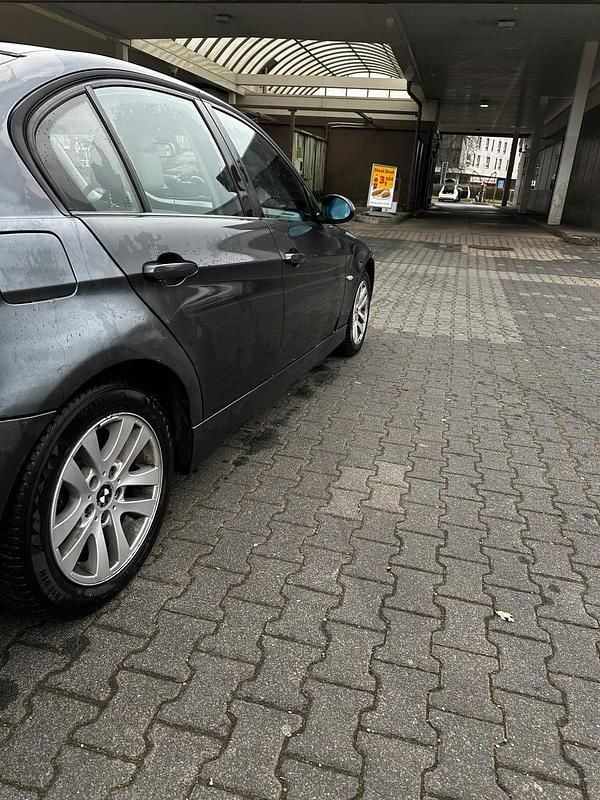 Gebraucht BMW 320 150 PS (110 kW) 2005 Grau Limousine