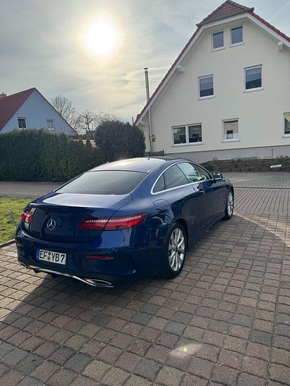 Gebraucht Mercedes E200 197 PS (144 kW) 2020 Blau Coupé