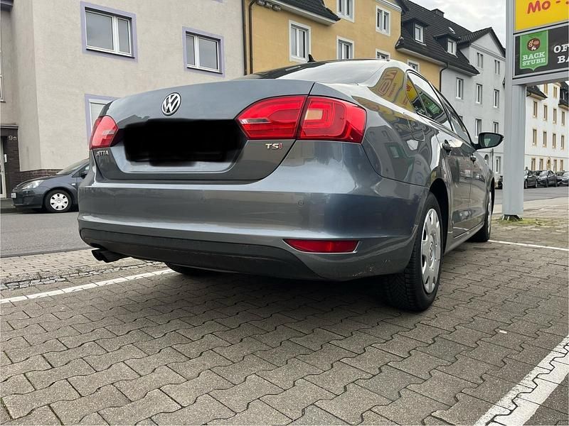 Gebraucht VW Jetta 105 PS (77 kW) 2013 Grau Limousine
