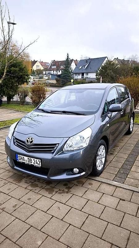 Grau Gebraucht 2011 Toyota Verso Edition Van / Kleinbus | 11.850 € (Etwas zu teuer) - Bild 1/4