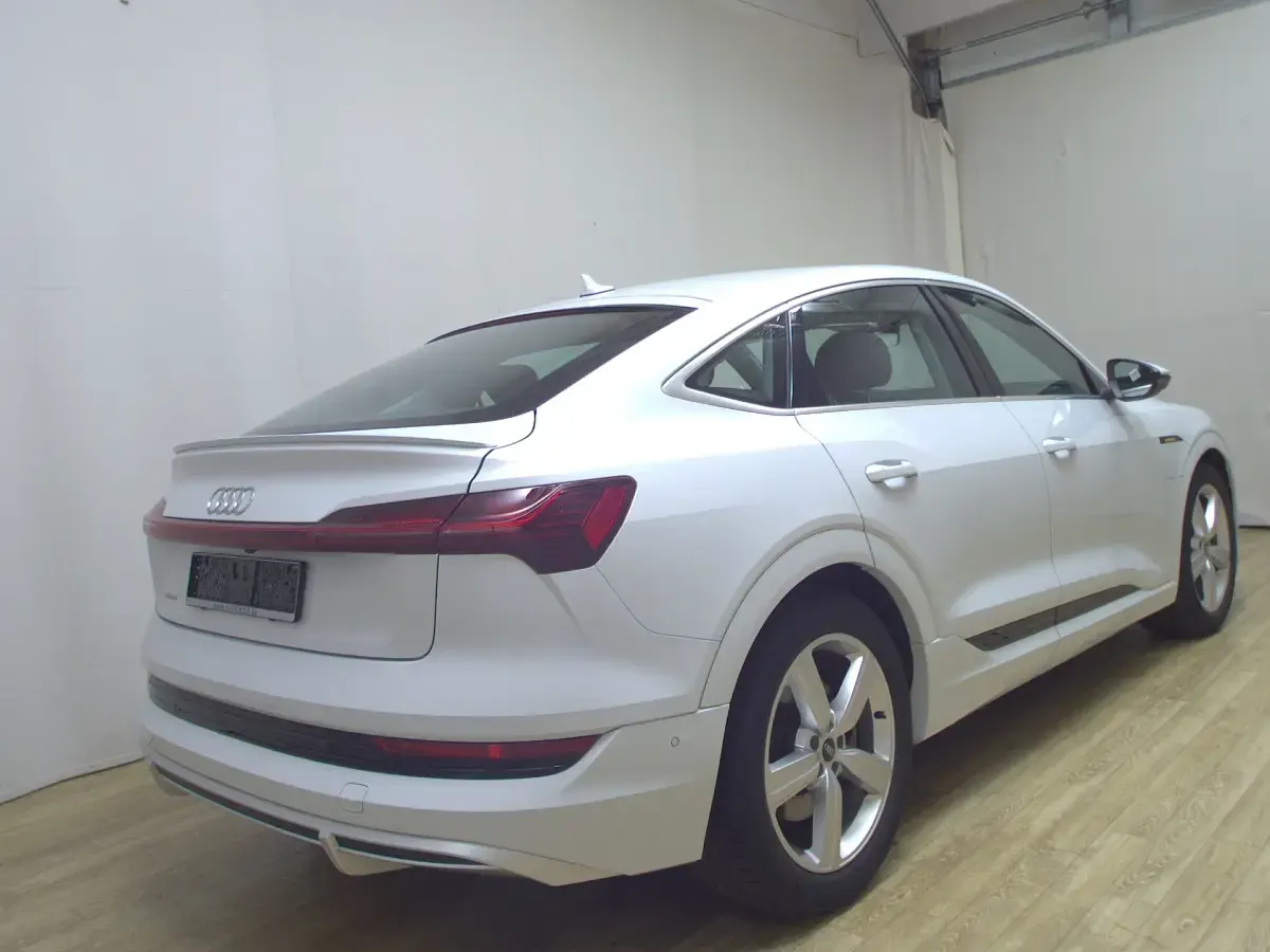 Gebraucht Audi e-tron Sportback S-Line 230 kW (313 PS) 2022 Gletscherweiß metallic SUV