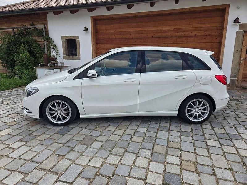 Gebraucht Mercedes B180 122 PS (89 kW) 2013 Calcitweiss  unilack Van / Kleinbus