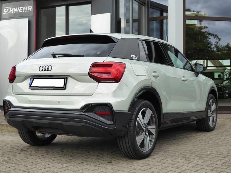Gebraucht Audi Q2 S-Line 150 PS (110 kW) 2024 Silber SUV