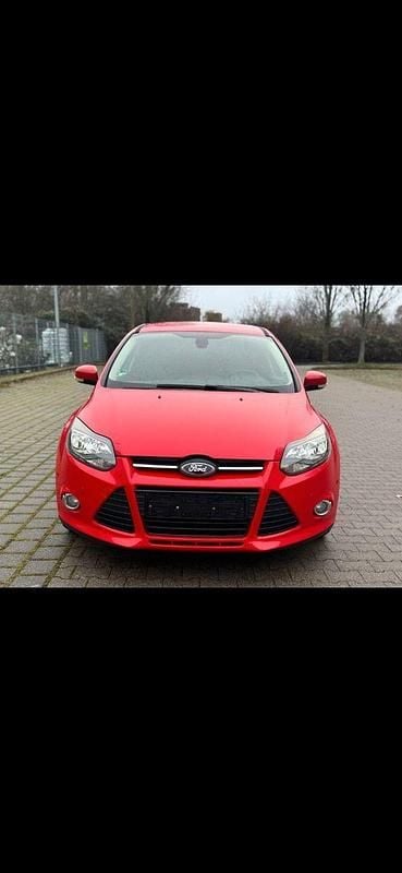 Gebraucht Ford Focus Champions Edition 150 PS (110 kW) 2012 Rot Limousine