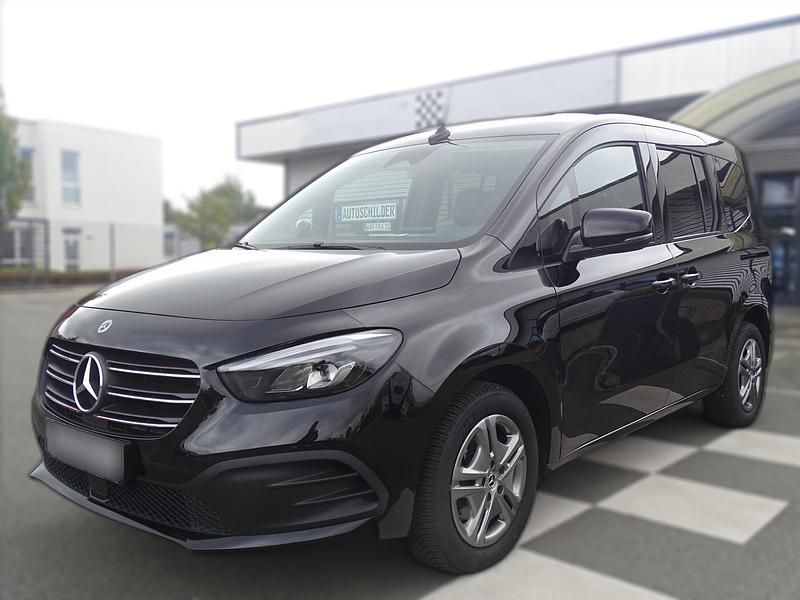 Metallic Gebraucht 2023 Mercedes 180 Limousine | 28.120 € (Guter Preis) - Bild 1/4