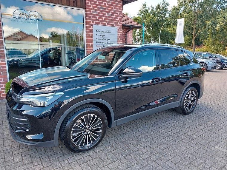 Deep black Gebraucht 2024 VW Tiguan Life SUV | 37.990 € (Fairer Preis) - Bild 1/4