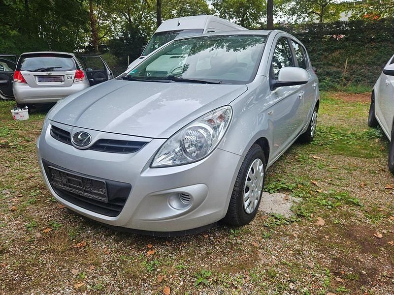 Silber Gebraucht 2012 Hyundai i20 Edition Kleinwagen | 2.900 € (Fairer Preis) - Bild 1/4